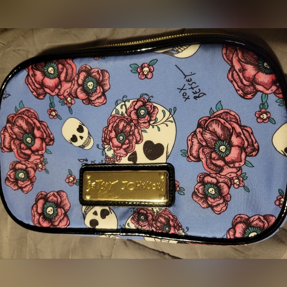Betsey Johnson Makeup Bag Skulls and flowers - Picture 1 of 3
